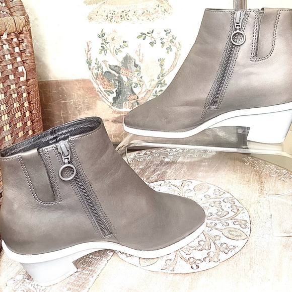 EUC Camper Brooke Leather Ankle Boot in a Taupe-Gray with Blue Heel Size 35 - Picture 6 of 10